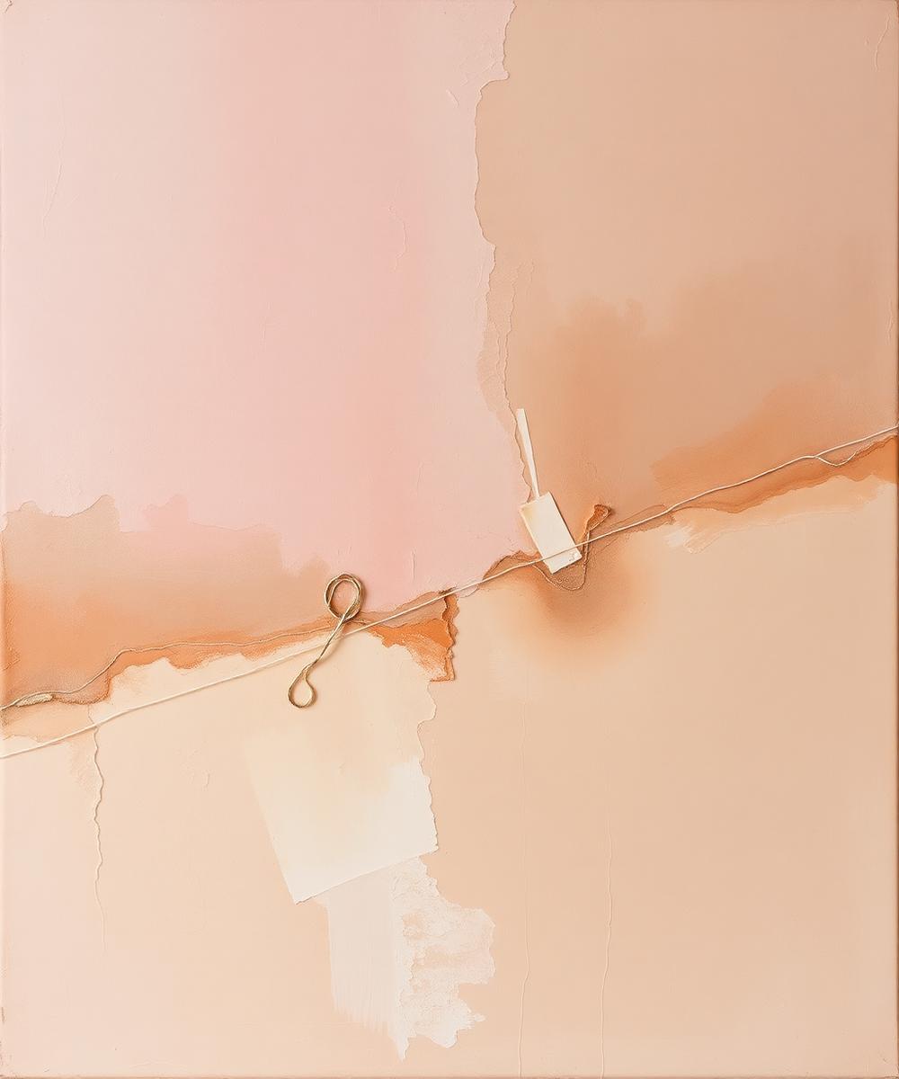 Zachte abstracte compositie in perzik en oud rose met een gouden draad